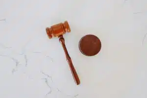 תמונת אילוסטרציה של פטיש שופטים